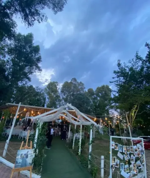 Moonlight Garden Wedding girişinde yürüyüş yolu ve beyaz kemerli alan