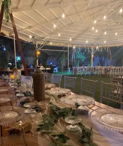 Moonlight Garden Wedding'de uzun ahşap masa ve yeşil yapraklarla masa süslemesi
