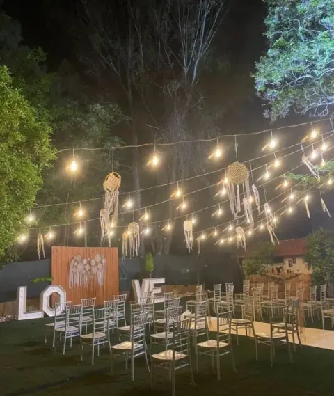 Moonlight Garden Wedding'de akşam ışıklı kır bahçesi, LOVE yazılı dekor ve sandalyeler