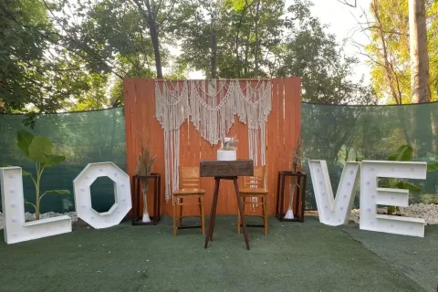 Moonlight Garden Wedding'de makrome arka planlı LOVE harfli fotoğraf köşesi