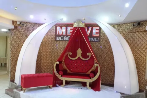 Merve Deluxe Düğün Salonu'nda gelin damat sahnesi ve kırmızı taht koltuk