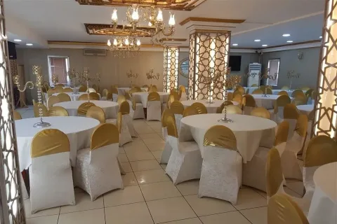 Merve Deluxe salonunda aydınlatmalı sütunlar ve oturma düzeni