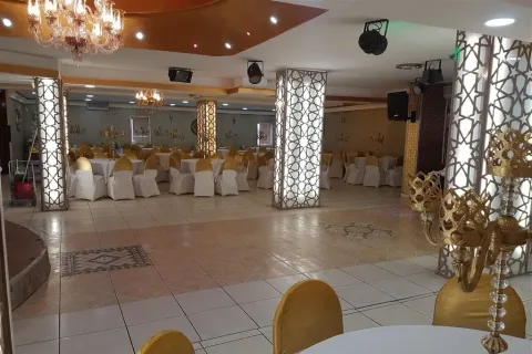 Merve Deluxe Düğün Salonu'nda geniş dans pisti ve oturma alanı