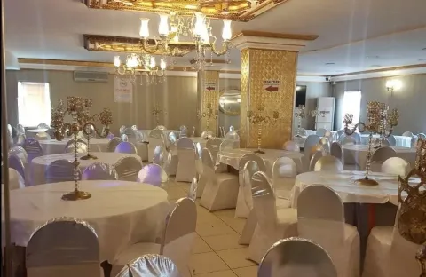 Merve Deluxe salonunda mor sandalye örtüleriyle masa düzeni